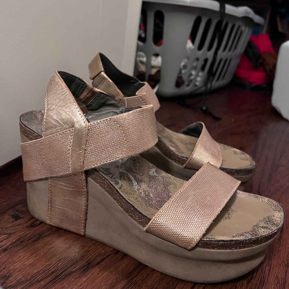 OTBT Tan/Gold women’s shoes